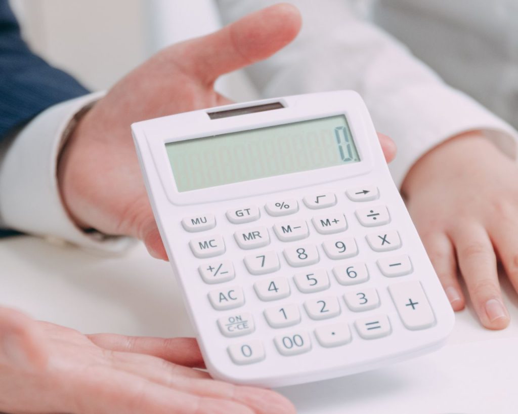 電卓を見せている