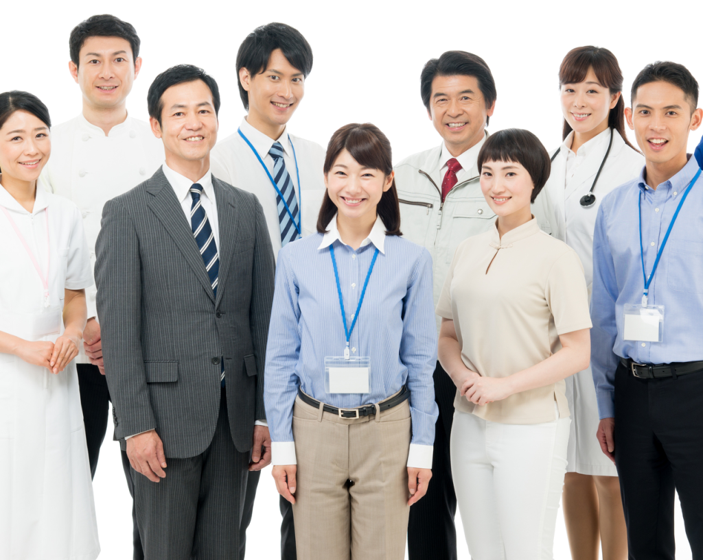 たくさんの社員が笑顔でこちらを見ている